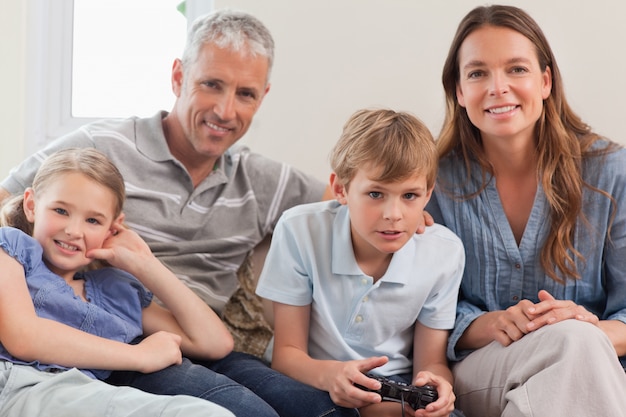 Familie spielt Videospiele