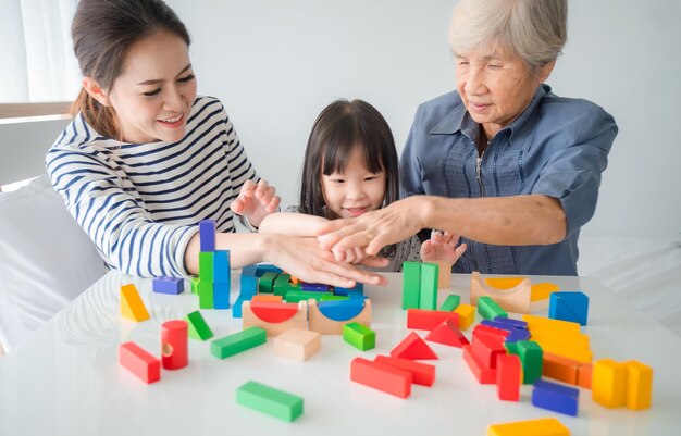 Familie spielt zu Hause mit Spielzeug