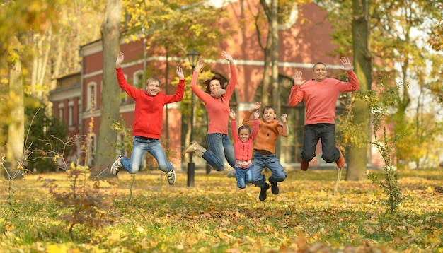 Familie springt im Herbstpark