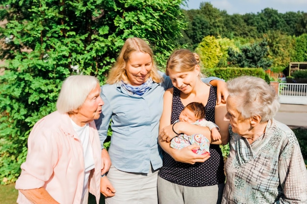 Foto familie steht gegen pflanzen