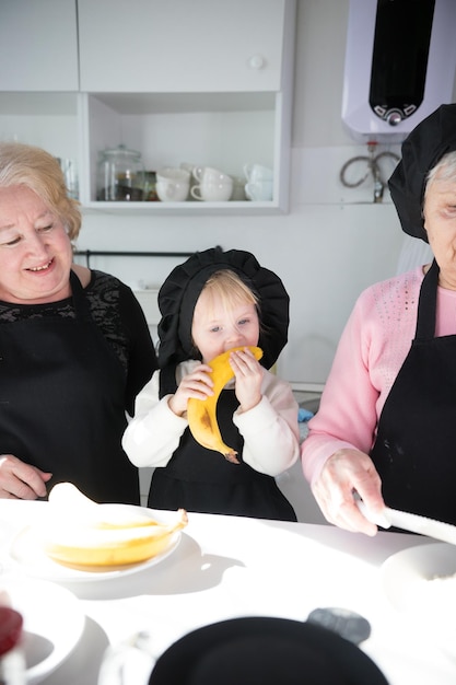 Familie steht in der Küche ein kleines Mädchen, das Banane isst