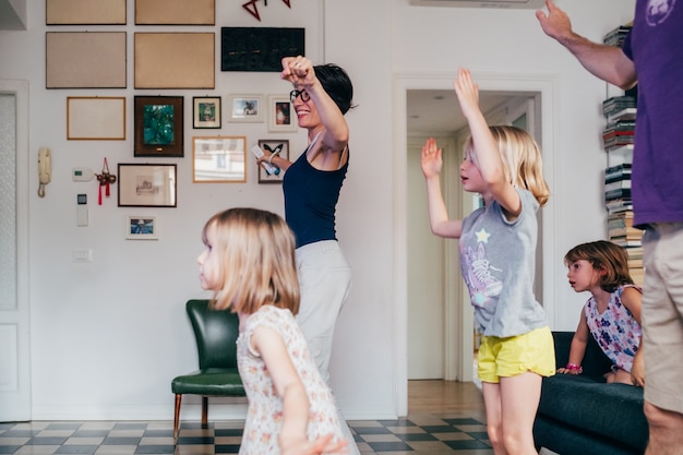 Familie tanzt zusammen Indoor-Videospiel