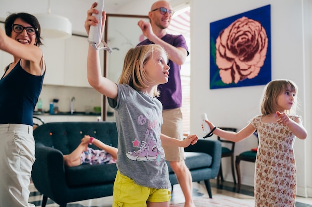 Foto familie tanzt zusammen indoor-videospiel