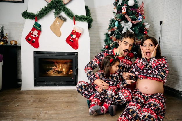 Familie trägt passende Weihnachtspyjamas