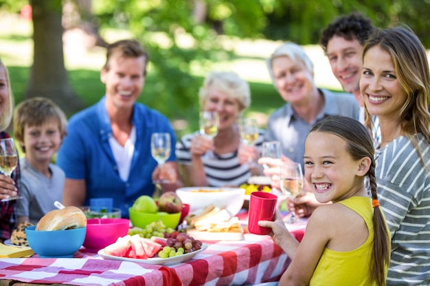 Familie und Freunde beim Picknick