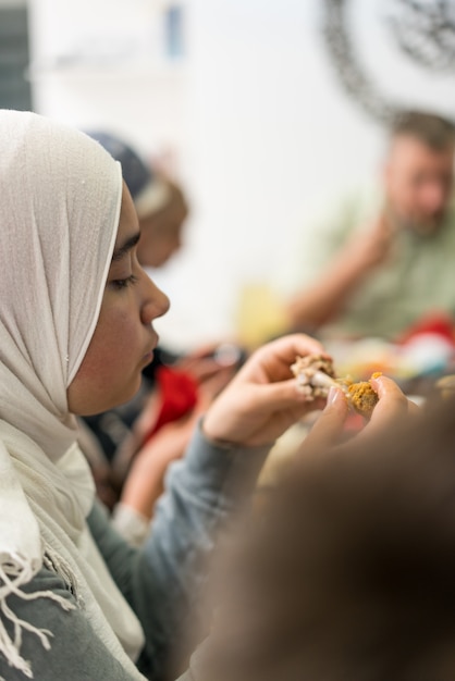 Familie und Freunde, die sich zusammen zu Hause für das Essen des Abendessens treffen