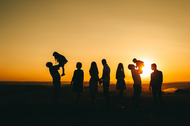 Familie und schöner Sonnenuntergang