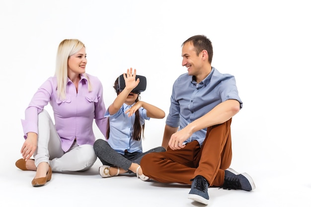 Familie und virtuelle Brille weißer Hintergrund