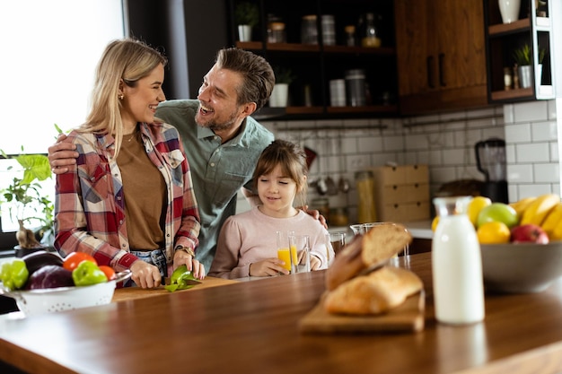 Familie verbindet sich während des Frühstücks in einer sonnigen modernen Küche