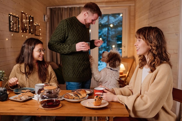 Familie verbringt einen Winterabend im Haus