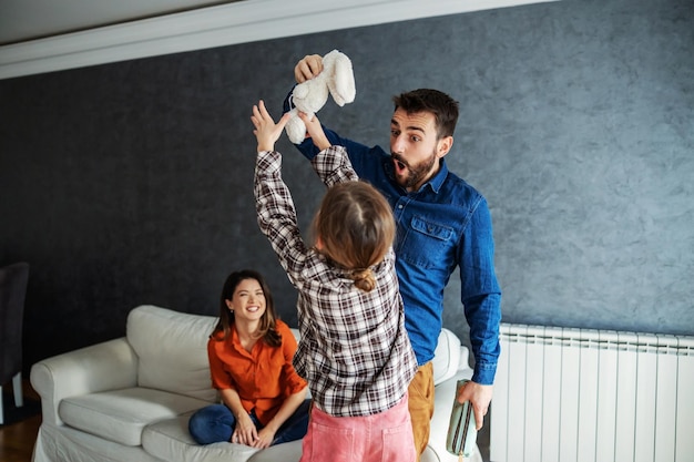 Familie verbringt viel Zeit miteinander