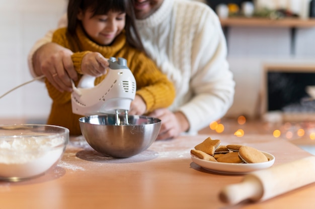 Familie verbringt Zeit miteinander und kocht