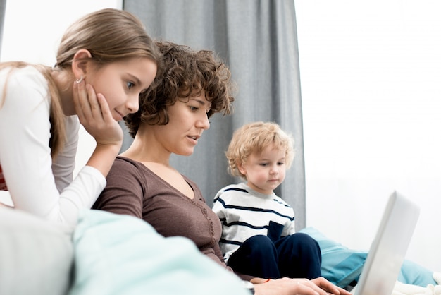 Familie versammelt sich im Wohnzimmer