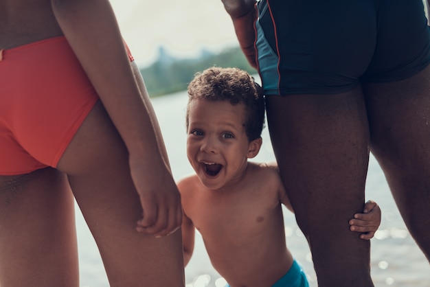 Familie von Mutter, Vater und Sohn am Strand