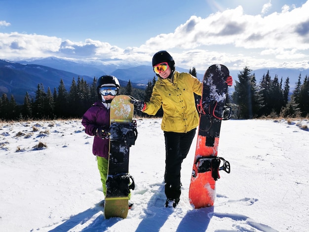 Familie von Snowboardern im Wintersportort in den Bergen