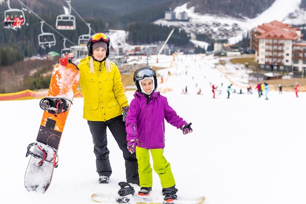 Familie von Snowboardern im Wintersportort in den Bergen