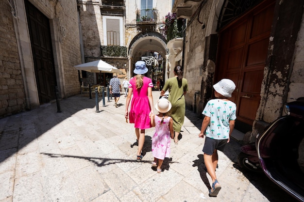 Familie von Touristen, die in den Straßen von Bari Apulien in Süditalien aufwachen