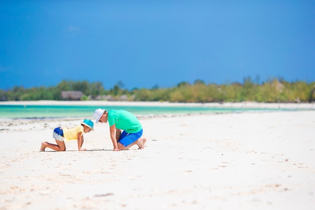 Familie von Vater und Kind am weißen Sandstrand