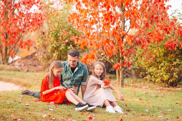 Familie von Vater und Kindern am schönen Herbsttag im Park