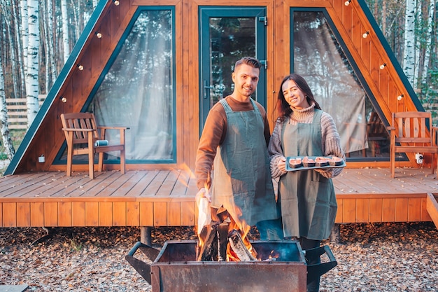 Familie von zwei am warmen Herbsttaggrill im Freien