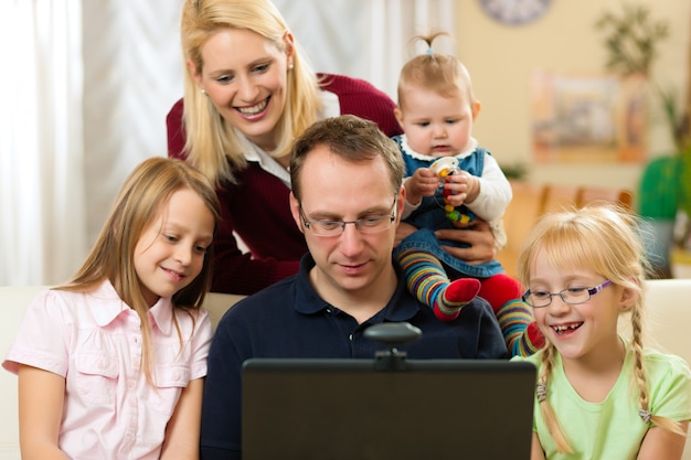 Familie vor dem Computer, der Videokonferenz hat