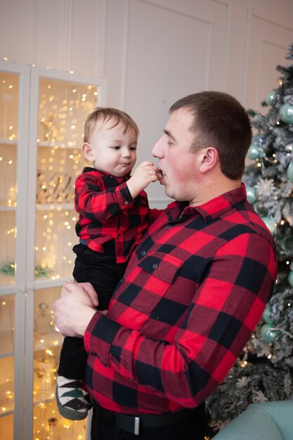 Familie vor Neujahrsfeiern zu Hause