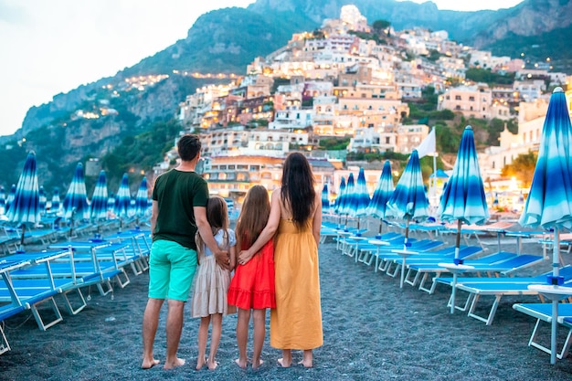 Familie vor Positano an der Amalfiküste in Italien im Sonnenuntergang