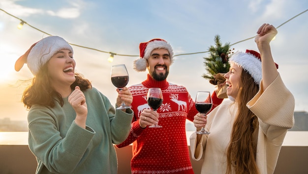 Familie wartet auf Weihnachten