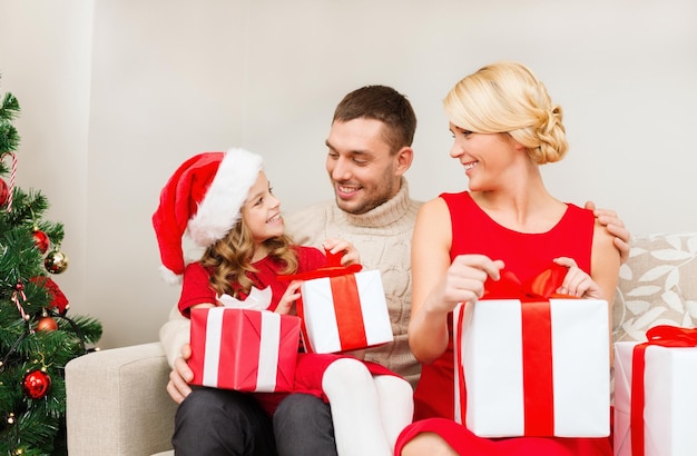 familie, weihnachten, x-mas, glück und menschenkonzept - glückliche familie, die geschenkboxen öffnet