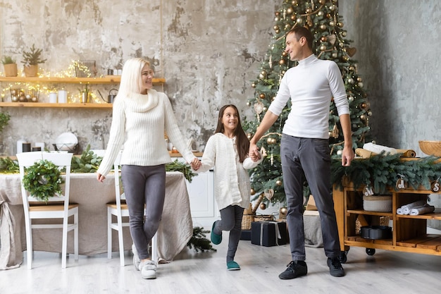 familie, weihnachten, x-mas, winter, glück und menschenkonzept - lächelnde familie, die sich auf weihnachten vorbereitet.