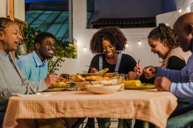 Familie wieder vereint mit gesundem Essen zum Abendessen und einer schönen Zeit zusammen Konzept Familie gesunder Ernährung Lebensstil