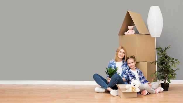 Foto familie zieht in ein neues haus