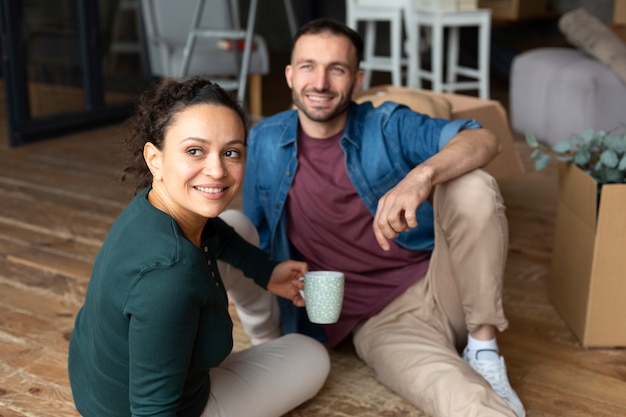 Foto familie zieht in ein neues zuhause