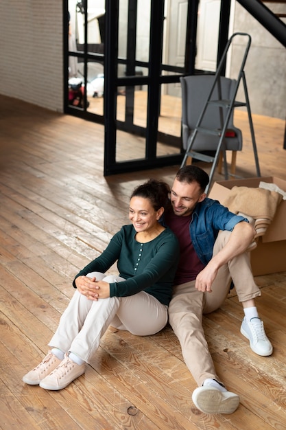 Foto familie zieht in ein neues zuhause