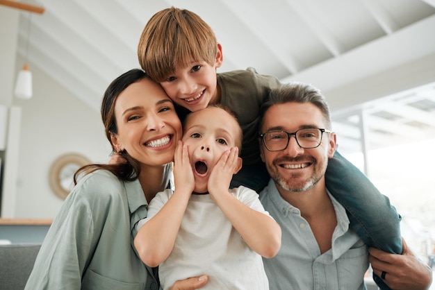 Familie zu haben bedeutet, nie allein zu sein. Aufnahme einer Familie, die sich zu Hause entspannt.