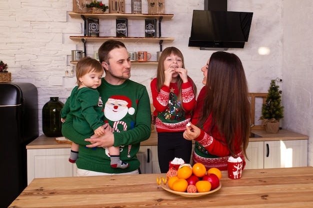 Familie zu Hause in der Küche, die auf Weihnachten wartet