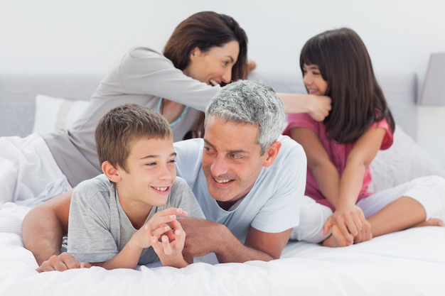 Familie zusammen auf dem Bett