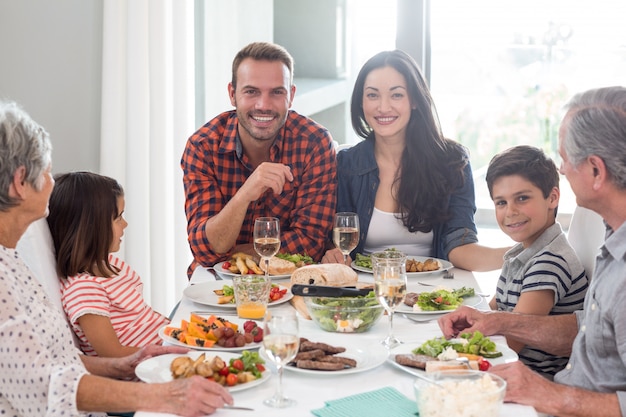 Familie zusammen essen