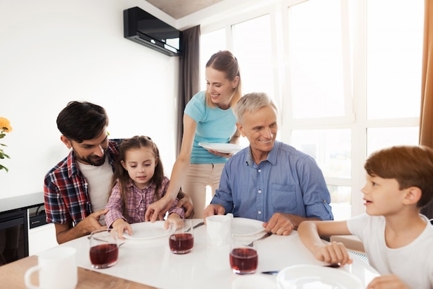 Familie zusammen zu Hause trinken T-Stück.