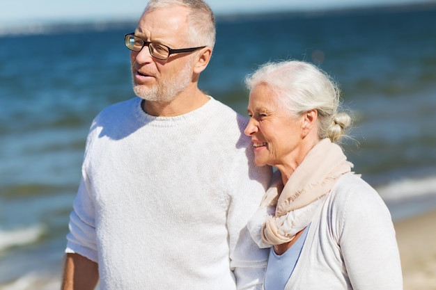 familien-, alters-, reise-, tourismus- und menschenkonzept - glückliches seniorenpaar, das sich am sommerstrand umarmt