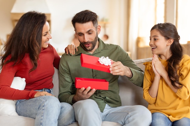 Familien-Eröffnungsgeschenk mit Aufregung zu Hause