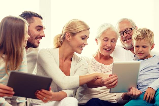 Familien-, Generations-, Technologie- und Personenkonzept - lächelnde Familie mit Tablet-PC-Computern zu Hause