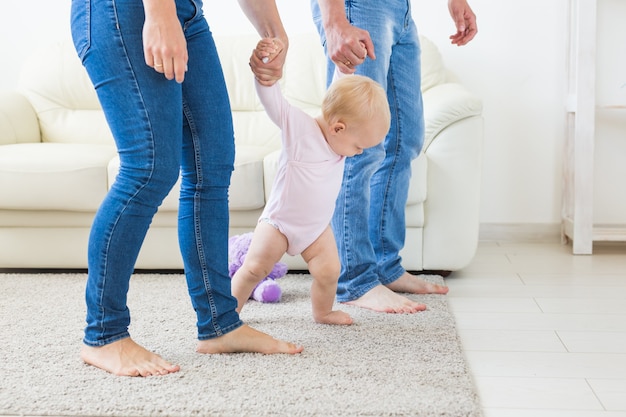 Familien-, Kinder- und Elternschaftskonzept - Eltern bringen Mädchen das Laufen bei