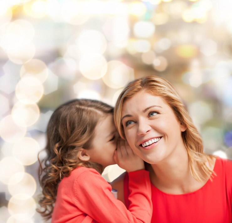 Foto familien-, kinder- und glückskonzept - lächelnde mutter und tochter flüstern klatsch