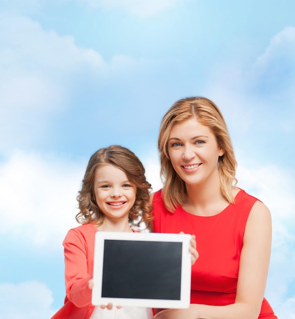Familien-, Kinder- und Technologiekonzept - lächelnde Mutter und Tochter mit Tablet-PC-Computer