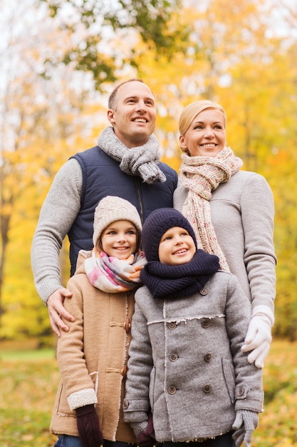 Familien-, Kindheits-, Jahreszeit- und Personenkonzept - glückliche Familie im Herbstpark