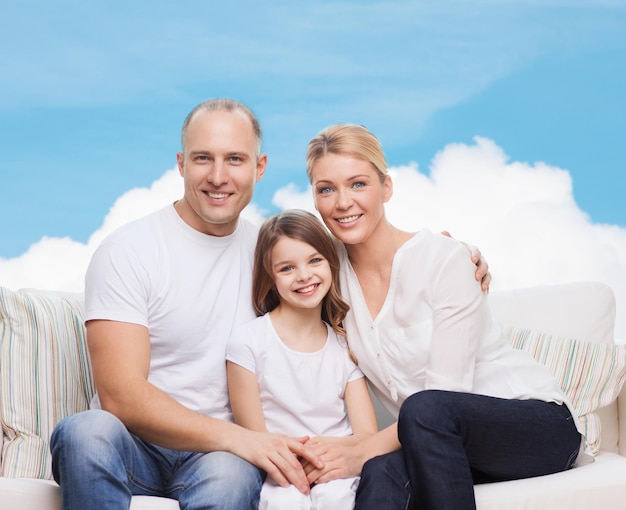 Familien-, Kindheits- und Personenkonzept - lächelnde Mutter, Vater und kleines Mädchen über blauem Himmel und weißem Wolkenhintergrund