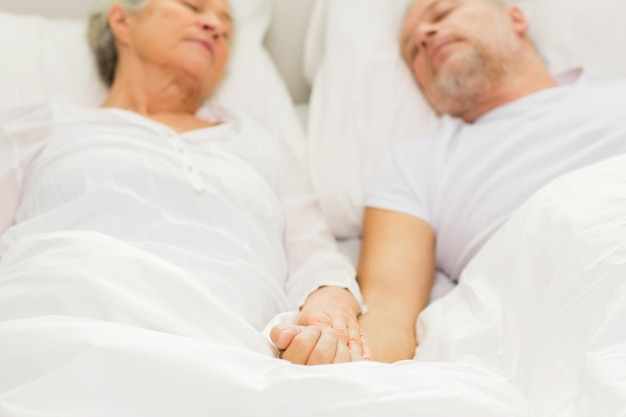 Familien-, Schlafens-, Ruhe-, Alters- und Personenkonzept - Nahaufnahme eines älteren Paares, das schlecht liegt und zu Hause schläft