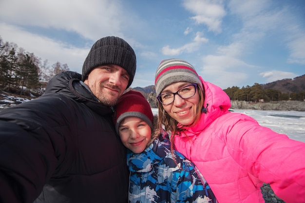 Familien-Selfie auf Winterreise.