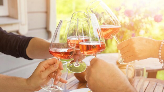 Foto familien verschiedener altersgruppen feiern fröhlich im freien mit gläsern rosenwein oder apfelwein